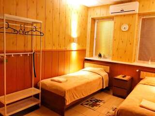 Отель Гостиница Ника Дзержинск Четырехместный номер с общей ванной комнатой-3