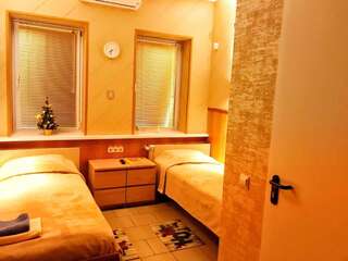 Отель Гостиница Ника Дзержинск Двухместный номер с 2 отдельными кроватями и собственной ванной комнатой-3