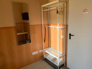Отель Гостиница Ника Дзержинск Двухместный номер с 2 отдельными кроватями и общей ванной комнатой-5